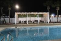 una piscina con sillas y un pabellón por la noche en Days Inn by Wyndham Marianna, en Marianna