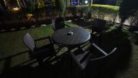 een tafel en stoelen in een tuin 's nachts bij HR DUKES DEN RESORT in Rāmnagar