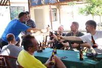 モシにあるKilibase Hotelのビール瓶を並べたテーブルの周りに座っている男性グループ