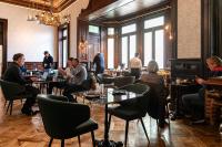 un grupo de personas sentadas en mesas en un restaurante en Hotel José Nogueira, en Punta Arenas