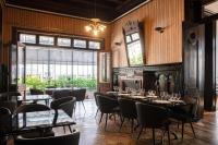 Un restaurante con mesas y sillas y una lámpara de araña. en Hotel José Nogueira, en Punta Arenas