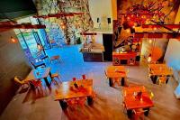 Una vista aérea de un restaurante con mesas y sillas. en Hotel Real de Lua, en Xilitla