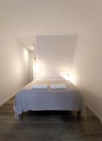 ein Schlafzimmer mit einem Bett mit zwei Handtüchern darauf in der Unterkunft Gîte-appartement RDC La Ville au Monnier in Pleurtuit