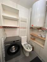 a small bathroom with a toilet and a washing machine at Chez NAYA- Proximité Paris- Métro 8 in Alfortville