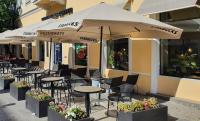 Reštaurácia alebo iné gastronomické zariadenie v ubytovaní Mieszkanie z dużym terasem w Warszawie