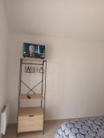 Televizors / izklai&#x17E;u centrs naktsm&#x12B;tn&#x113; Petite Maison dans le Gers 32
