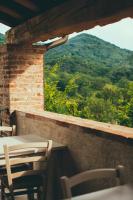 een tafel en stoelen en uitzicht op een berg bij Asolo Norah's Hill Agri Rooms in Caenere