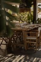 チェシメにある@before sunsetのパティオにある木製のテーブルと椅子