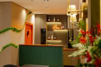 Un bar en un restaurante con un mostrador verde. en FLY POINT AIRPORT HOTEL, en Arnavutköy