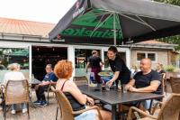 Khách lưu trú tại Chalet 108 met airco familie camping de Tien Heugten Schoonloo Drenthe