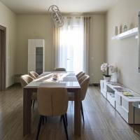 Un comedor con mesa y sillas en Residenza Grazioli, en Verona