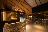 Una cocina con encimera y pared de ladrillo. en OND HOTEL（オンドホテル）, en Takeo