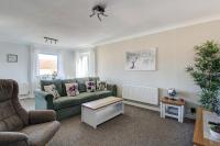Posezení v ubytování 2 Minutes from MK Central by car- 2 Bed Apartment - 2 Free Parking spaces- Hosted by StayinMK