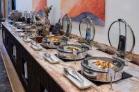 泰布克Best Western Plus Tabuk City Center的自助餐桌上摆满了食物