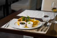 um prato de comida numa mesa com um copo de vinho em Wellness Penzion Life em Číměř