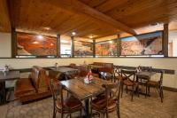 Ein Restaurant oder anderes Speiselokal in der Unterkunft Thunderbird Lodge 