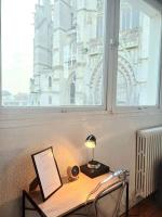 a desk with a lamp next to a window at Le Parvis - Vue Cathédrale - Plein Centre Ville in Beauvais