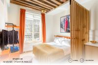 Posteľ alebo postele v izbe v ubytovaní Beauquartier - Marais, Pastourelle