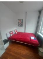 Postel nebo postele na pokoji v ubytování Travel House Wroclaw