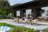 Un restaurante con mesas y sillas en un patio. en Anantara Quy Nhon Villas, en Quy Nhon