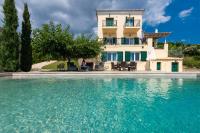 Bazén v ubytovaní Myrtoan Pelagos Villa alebo v jeho blízkosti