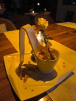 锡基霍尔U Story Resort的桌上盘子里的一碗食物