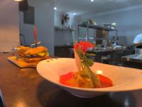 锡基霍尔U Story Resort的柜台上放着一碗食物和一个三明治