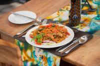 um prato de comida em cima de uma mesa em JET VILLAS ENTEBBE ( JVE ) em Entebbe