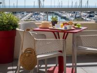einen Tisch mit einem Teller Essen auf dem Balkon in der Unterkunft ibis budget Menton Bord de Mer in Menton