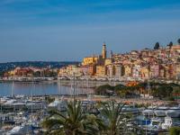 eine Gruppe von Booten, die in einem Hafen mit einer Stadt angedockt sind in der Unterkunft ibis budget Menton Bord de Mer in Menton