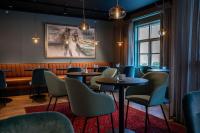 ein Restaurant mit Tischen und Stühlen und einem Fenster in der Unterkunft Home Hotel Tollboden in Drammen