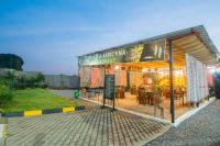 um restaurante com uma placa ao lado em JET VILLAS ENTEBBE ( JVE ) em Entebbe