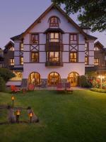 un gran edificio blanco con sillas y luces en el patio en Le Chatelet, en San Martín de los Andes