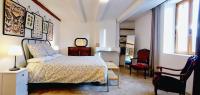 Schlafzimmer mit einem Bett, einem Schreibtisch und einem Stuhl in der Unterkunft Gite de Chasteuil - Verdon in Castellane