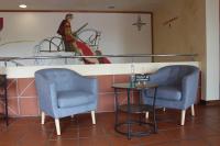 Gästehaus St. Martin في Ulmen: كرسيين وطاولة في غرفة مع لوحة