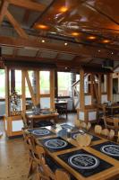 Gästehaus St. Martin في Ulmen: غرفة طعام كبيرة مع طاولة وكراسي