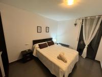 A bed or beds in a room at APARTAMENTO ROMELIA bajo A