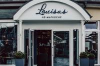 einen Laden vorne mit einem Schild für ein Restaurant in der Unterkunft Freie Sicht - Das Nordsee-Gesundheitshaus 2 in Dagebüll