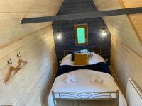 Een bed of bedden in een kamer bij Le Domaine Caribou