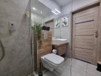 Kúpeľňa v ubytovaní Q Apart AMBER - klimatyzowane STUDIO przy Manufakturze z garażem Gratis, FV