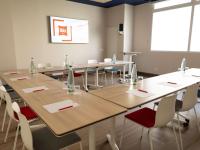Un restaurante o sitio para comer en Ibis Elche