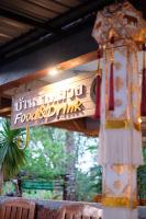 una señal para un restaurante con mesa y sillas en Pang Long Chao resort, en Trang