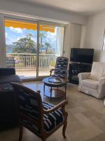 Telewizja i/lub zestaw kina domowego w obiekcie Appartement vue sur mer, proche Croisette