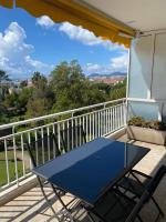 Balkon lub taras w obiekcie Appartement vue sur mer, proche Croisette