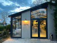 un edificio con una finestra con un cartello con scritto "cena" di PİA MARE OTEL a Gündüzlü