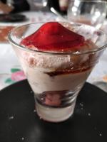 ein Dessert im Glas auf einem schwarzen Teller in der Unterkunft Villa Les Terrasses Tamaris Les Sablettes in La Seyne-sur-Mer