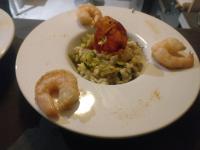 ein Teller mit Garnelen und Reis auf dem Tisch in der Unterkunft Villa Les Terrasses Tamaris Les Sablettes in La Seyne-sur-Mer