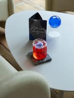 Sauveterre-de-RouergueにあるHôtel-restaurant Le Sénéchalのバッグの横のテーブルに置かれたキャンドル