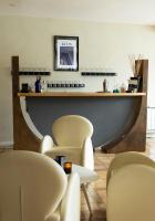 Sauveterre-de-RouergueにあるHôtel-restaurant Le Sénéchalの椅子とカウンター付きのレストランのバー