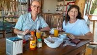 een man en vrouw aan een tafel met eten bij Tortuga LAS COLORADAS in Yuluc